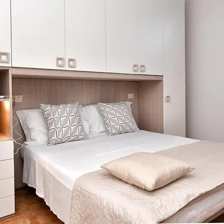 Chiaro Di Luna Aparthotel